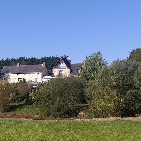 Gîte La Pironnière - Piscine, Nature, au bord de la Rivière Montreuil-sur-Maine Esterno foto