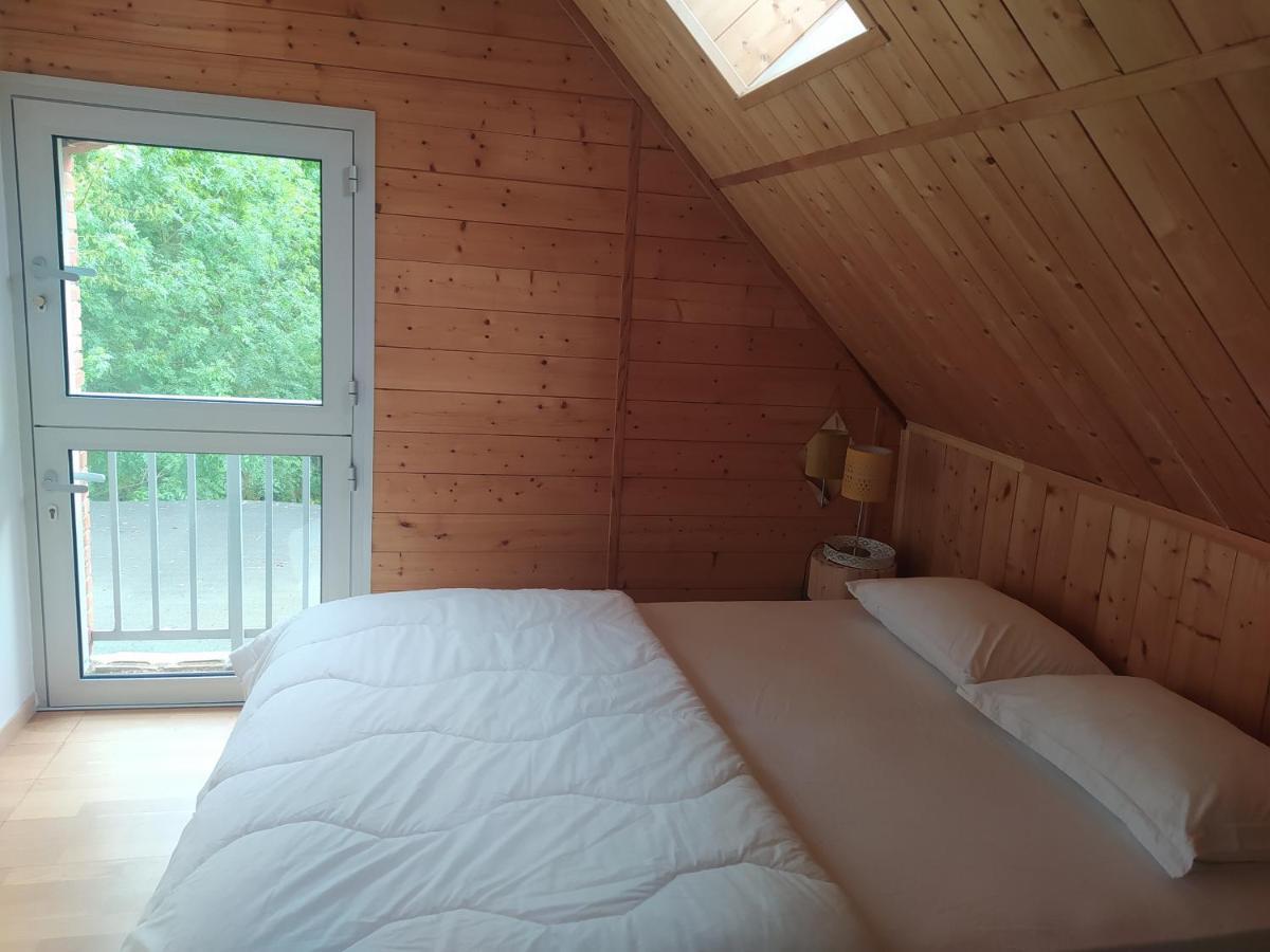 Gîte La Pironnière - Piscine, Nature, au bord de la Rivière Montreuil-sur-Maine Esterno foto